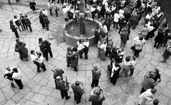 Baile junto a la fuente. 2007. Manuel V. FS